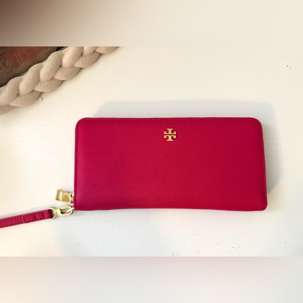 TORY BURCH YORK ZIPP PASSPORT CONTINENTAL WALLET - CARNATION RED